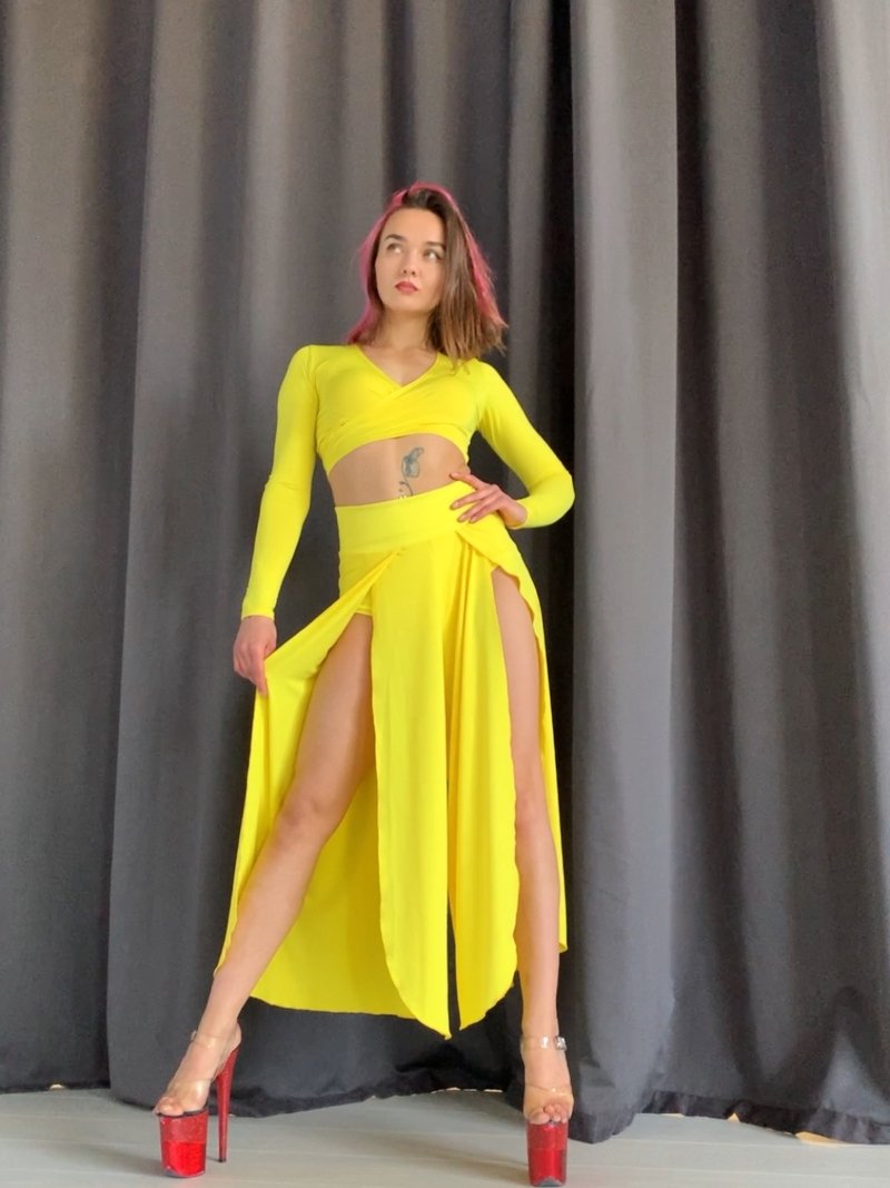 Комплект Fly  - Рух, Емоції та Грація в Національних Кольорах: Елегантний Комплект із Топом та Широкими Брюками